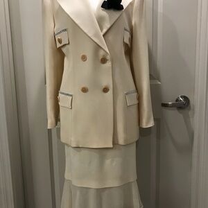 BESTINI PARIS. Elegant Cream Women's Blazer and Skirt Set